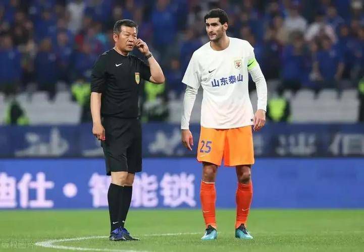 在客厅做瑜伽的小姨子